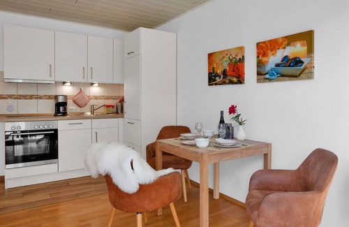Warwerort Apartment | Nice apartment for 3 guests with WIFI, TV, balcony, pets allowed and parking