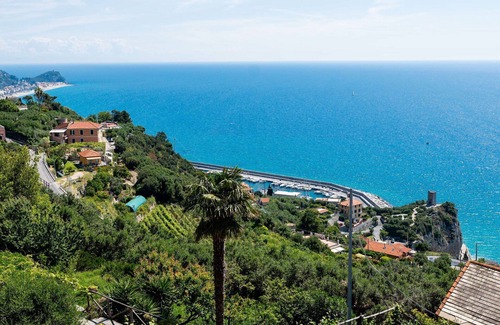 Finale Ligure Apartment | Nice apartment for 5 guests with WIFI, A/C, TV, patio and parking