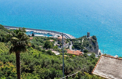 Finale Ligure Apartment | Nice apartment for 5 guests with WIFI, A/C, TV, patio and parking