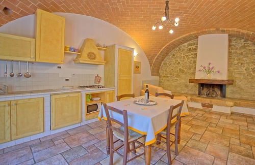 Simignano Apartment | Nice apartment for 3 guests with WIFI, pool, TV, pets allowed and parking