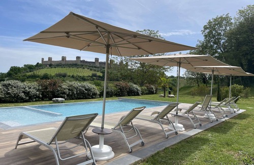 Monteriggioni Apartment | Nice apartment for 2 people with A/C, pool, WIFI, TV, pets allowed and parking, close to Siena