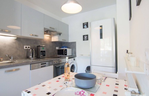 Carqueiranne Apartment | Nice apartment for 2 people with pool, WIFI, A/C, TV and terrace