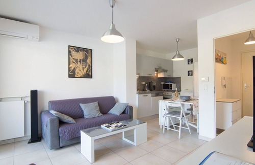 Carqueiranne Apartment | Nice apartment for 2 people with pool, WIFI, A/C, TV and terrace