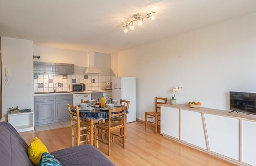 Vaux-sur-Mer Apartment | Nice apartment for 4 people with WIFI, pool, TV, balcony, pets allowed and parking