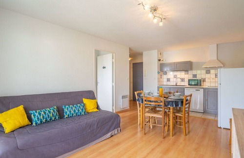 Vaux-sur-Mer Apartment | Nice apartment for 4 people with WIFI, pool, TV, balcony, pets allowed and parking