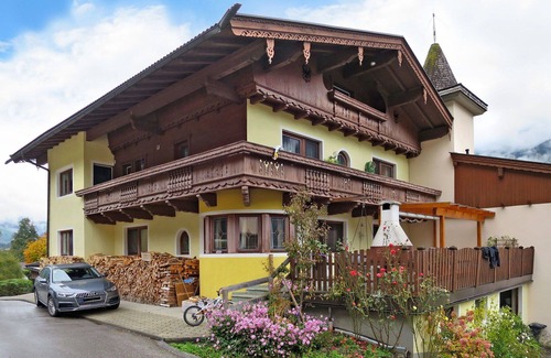 Burgstall Apartment | Nice apartment for 10 people with WIFI, TV, balcony and parking