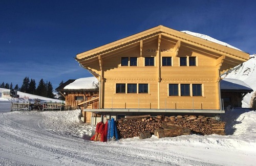 Lenk Apartment | Nice apartment for 10 guests with TV and balcony