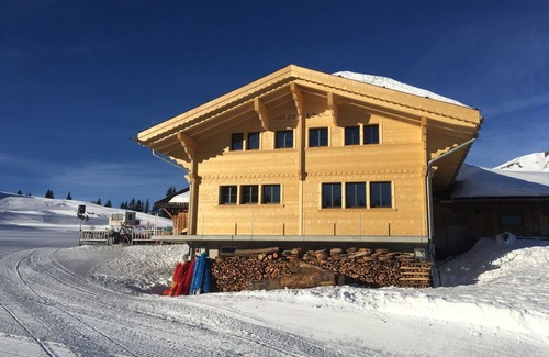 Lenk Apartment | Nice apartment for 10 guests with TV and balcony