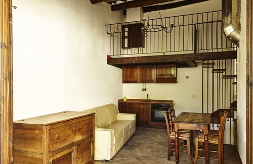Capolona Apartment | Nice apartment for 2 people with WIFI, pool, TV, pets allowed and parking, close to Arezzo