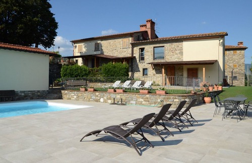 Capolona Apartment | Nice apartment for 4 guests with pool, WIFI, TV, patio, pets allowed and parking, close to Arezzo