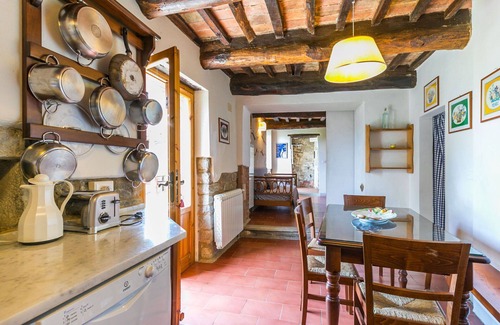 Pescia Apartment | Nice apartment for 6 guests with WIFI, pool, TV, patio, pets allowed and parking