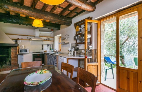 Pescia Apartment | Nice apartment for 6 guests with WIFI, pool, TV, patio, pets allowed and parking