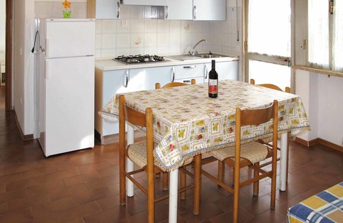 Marina di Cecina Apartment | Nice apartment for 6 people with WIFI, pool, A/C, TV, patio, pets allowed and parking