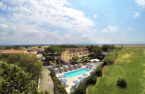 Marina di Cecina Apartment | Nice apartment for 6 people with WIFI, pool, A/C, TV, patio, pets allowed and parking