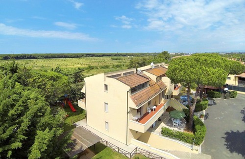 Marina di Cecina Apartment | Nice apartment for 6 people with WIFI, pool, A/C, TV, patio, pets allowed and parking