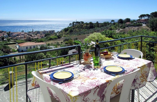 Pantai Apartment | Nice apartment for 6 people with WIFI, TV, terrace and pets allowed