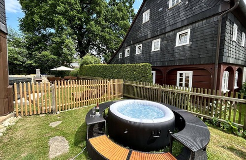 Grossschoenau Apartment | Nice apartment for 7 people with WIFI, hot tub, TV, patio, pets allowed and parking