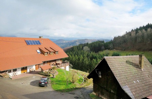 Hofstetten Apartment | Nice apartment for 4 people with WIFI, TV, patio, pets allowed and parking