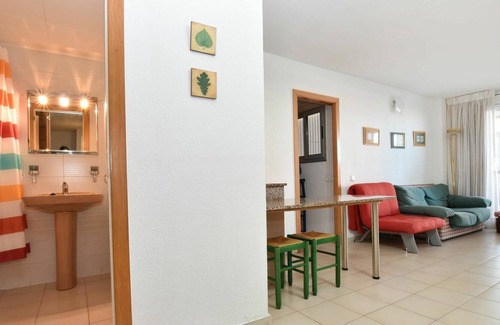 Torredembarra Apartment | Nice apartment for 4 guests with WIFI, pool, TV, terrace and parking