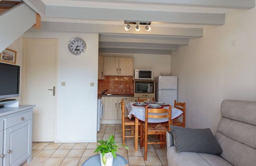 Les Mathes Apartment | Nice apartment for 4 guests with WIFI, TV, terrace, pets allowed and parking