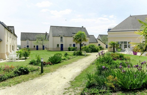 Azay-le-Rideau House | Nice apartment in villa for 8 people with pool, WIFI, TV, terrace, pets allowed and parking