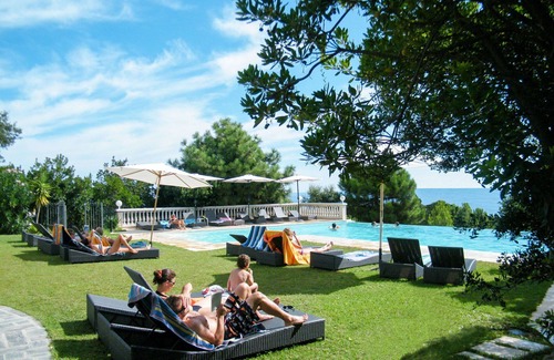 Favone House | Nice apartment in villa for 6 people with WIFI, A/C, pool, TV, patio, pets allowed and parking