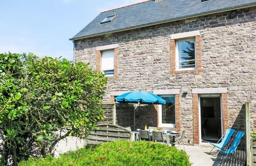 Pleherel-Plage-Vieux-Bourg House | Nice apartment in villa for 4 guests with WIFI, TV, terrace, pets allowed and parking