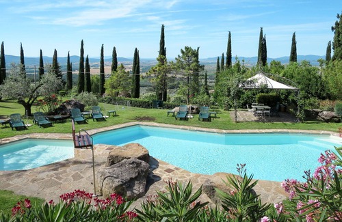 Roccastrada Villa | Nice apartment in villa for 4 guests with WIFI, pool, TV, patio, pets allowed and parking