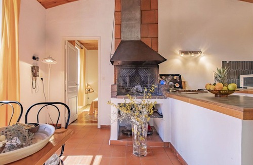 Puimichel Villa | Nice apartment in villa for 2 guests with WIFI, patio, pets allowed, panoramic view and parking