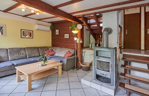 Frankenau House | Nice apartment in villa for 6 people with WIFI, A/C, TV and patio