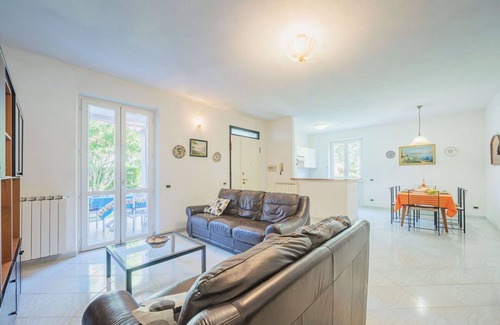 Ameglia House | Nice apartment in villa with WIFI, TV, patio, pets allowed and parking, close to La Spezia