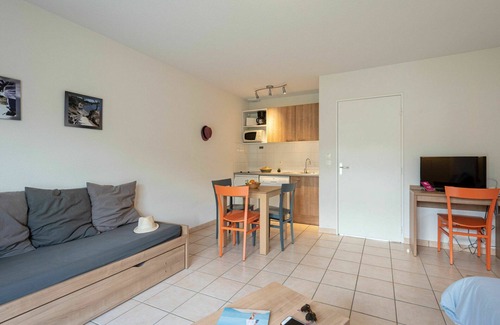 Saumur House | Nice apartment in villa for 3 guests with internet, pool, TV, terrace, pets allowed and parking
