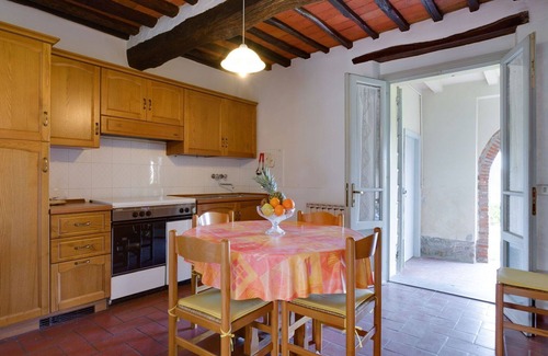Bucine Villa | Nice apartment in villa for 7 people with WIFI, pool, TV, pets allowed and parking