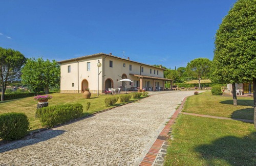 Bucine Villa | Nice apartment in villa for 7 people with WIFI, pool, TV, pets allowed and parking