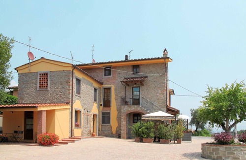 Montecarlo Villa | Nice apartment in villa for 6 guests with WIFI, pool, TV, terrace, pets allowed and panoramic view