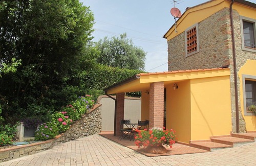 Montecarlo Villa | Nice apartment in villa for 6 guests with WIFI, pool, TV, terrace, pets allowed and panoramic view