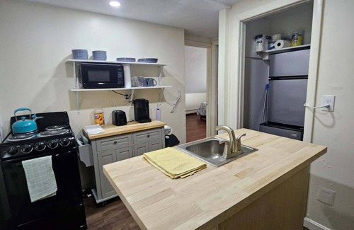 Providence Apartment | Nice apartment near Whole Foods, Brown University, Miriam Hospital, Downtown