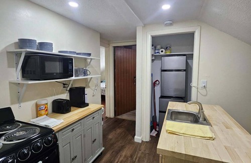 Providence Apartment | Nice apartment near Whole Foods, Brown University, Miriam Hospital, Downtown