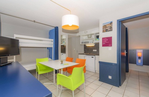 Casteljau Apartment | Nice apartment with pool, internet, TV, balcony, pets allowed, panoramic view and parking