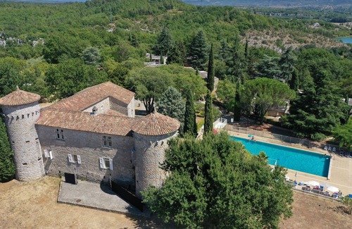 Casteljau Apartment | Nice apartment with pool, internet, TV, balcony, pets allowed, panoramic view and parking