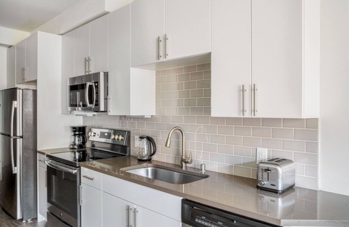West Bellevue Apartment | Nice Bellevue Jr 1BR w/Rooftop & Gym, nr Coffee & Shops, by Blueground