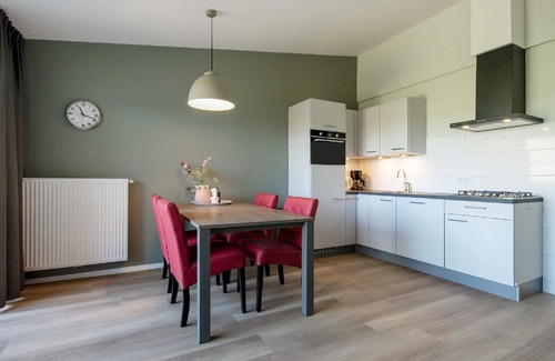Strucht House | Nice bungalow with sauna and bubble bath, on a holiday park, 4 km. Valkenburg