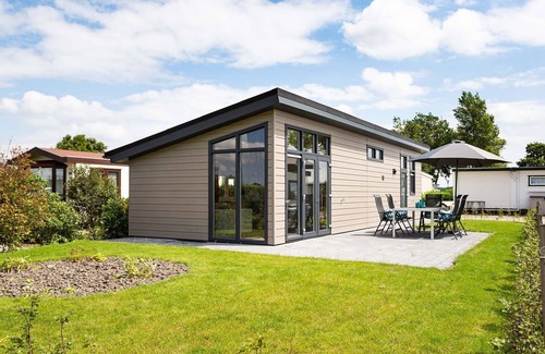 Cromvoirt Ski Chalet | Nice chalet on a holiday park near Cromvoirt