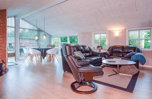 Henne House | Nice cottage with carport on undisturbed lawned property.