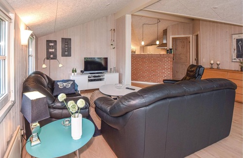 Henne House | Nice cottage with carport on undisturbed lawned property.