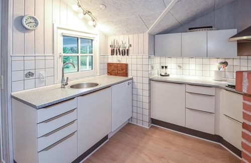 Henne House | Nice cottage with carport on undisturbed lawned property.