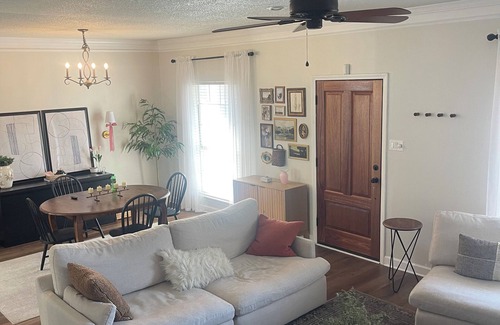 South Baton Rouge House | Nice & cozy 3 Bedroom & 2 bathroom home located in the heart of Baton Rouge.