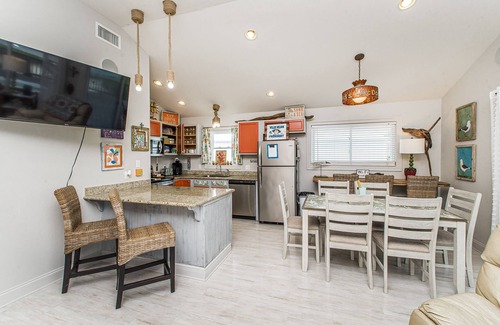 Shoreline Park House | Nice, family friendly camp with private boat launch.