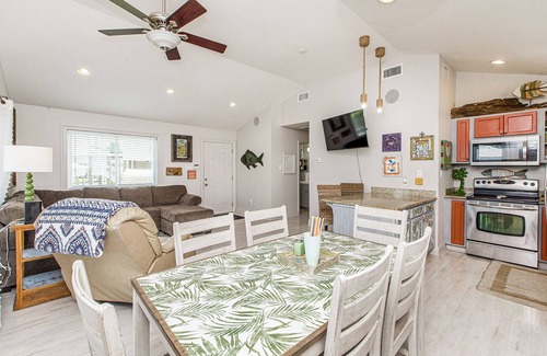 Shoreline Park House | Nice, family friendly camp with private boat launch.