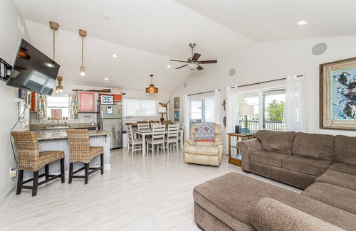Shoreline Park House | Nice, family friendly camp with private boat launch.